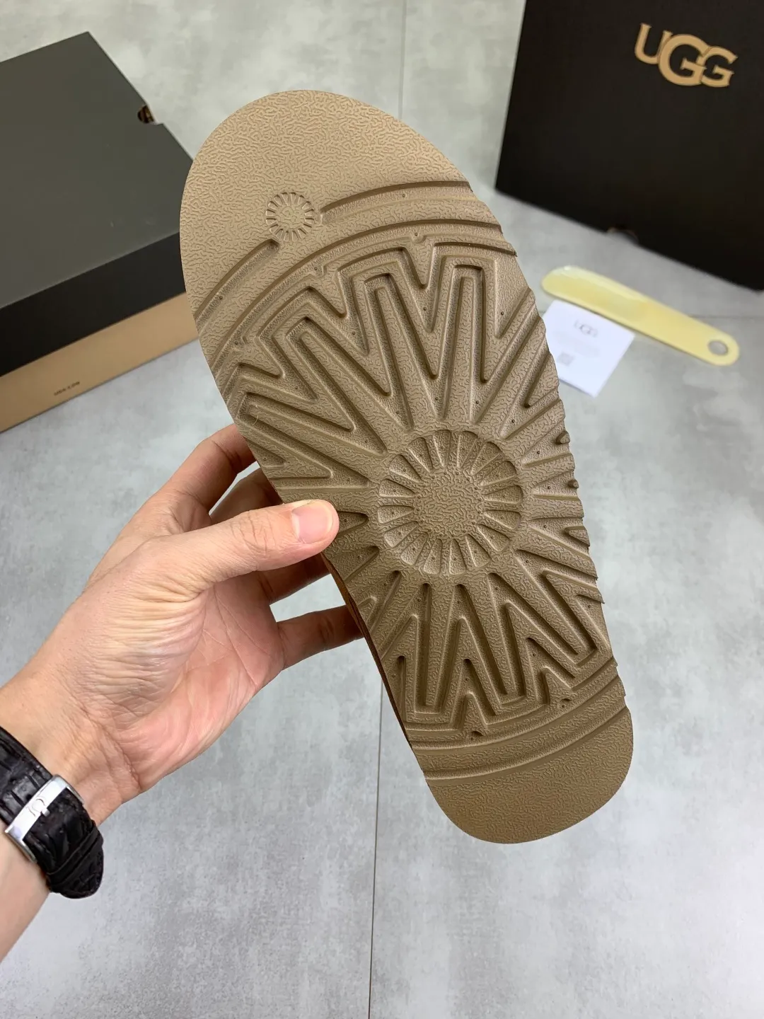 Men's men's shoes 💰P480 New top version UGG 2025 autumn and winter new high-top casual shoes new series Ansley Mules Fashionable and comfortable shallow flat slip-on casual loafers ✨ Classic suede cowhide with 10mm wool lining Insole suede collar Soft and comfortable ❤️ Decorated with UGG classic heat embossed brand logo on the back side Full texture Lightweight rubber sole Anti-slip, wear-resistant and comfortable Color: Black Brown Size: 39-45